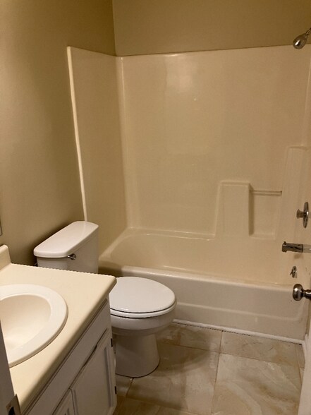 Building Photo - 800 Deer Haven Ct