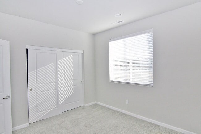 Building Photo - Clean, modern, move-in ready townhouse!