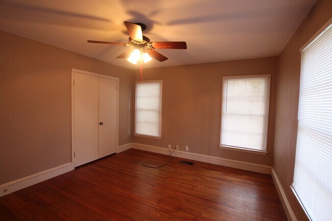 Building Photo - 812 S Palmer Ave