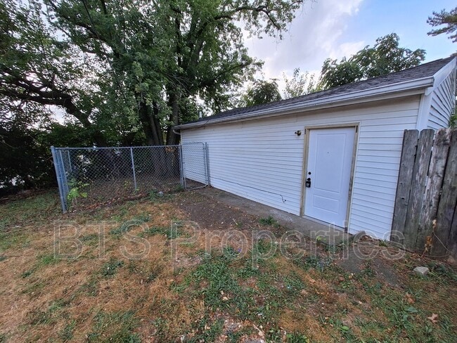 Building Photo - 1221 E Moneta Ave