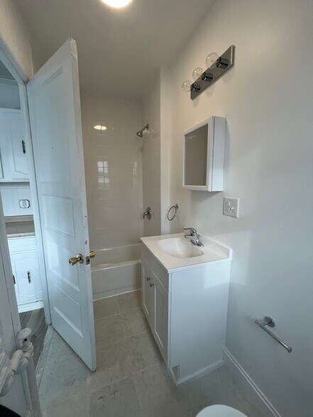 Building Photo - 370 Main St