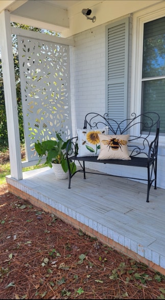 Building Photo - 225 Circle Dr