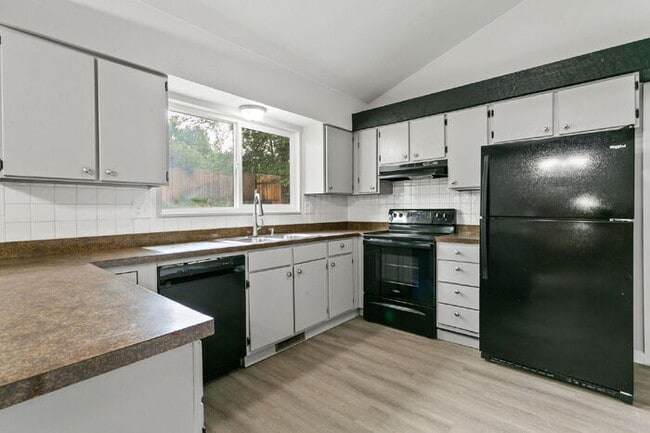 Building Photo - Freshly Renovated 4-Bedroom Home with Over...