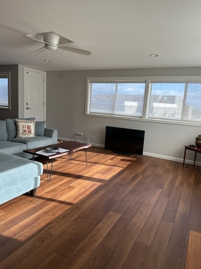 Building Photo - Penthouse in Wailuku secured building