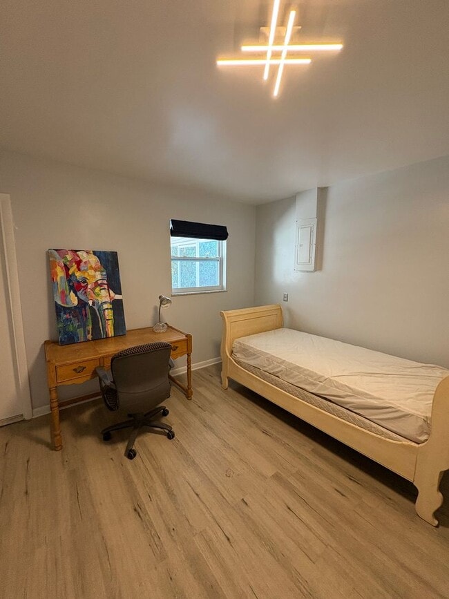 Building Photo - 3/2 Pool & Patio home in Stuart! Pool / Lawn care included!