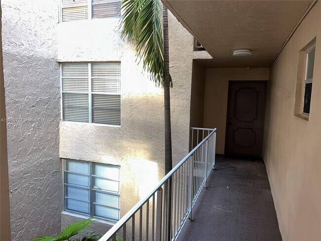 Building Photo - 9410 Live Oak Pl