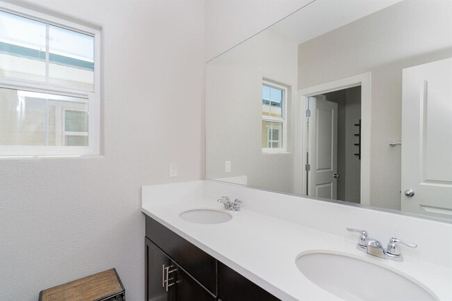 Building Photo - Newer home in beautiful Winters!