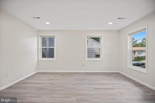 Building Photo - 906 Elfin Ave
