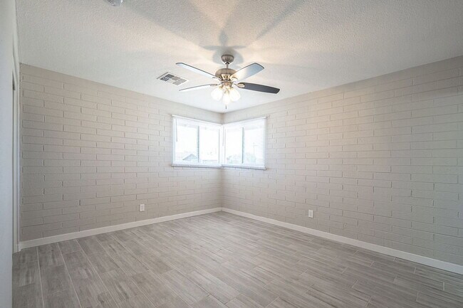 Building Photo - 4002 N 59th Dr