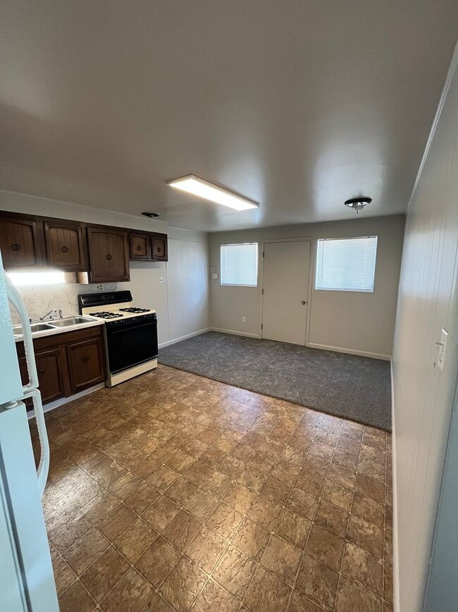 Building Photo - 2 Bedroom - 1 bath apartment