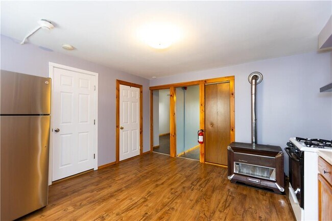 Building Photo - 42 Bentley St