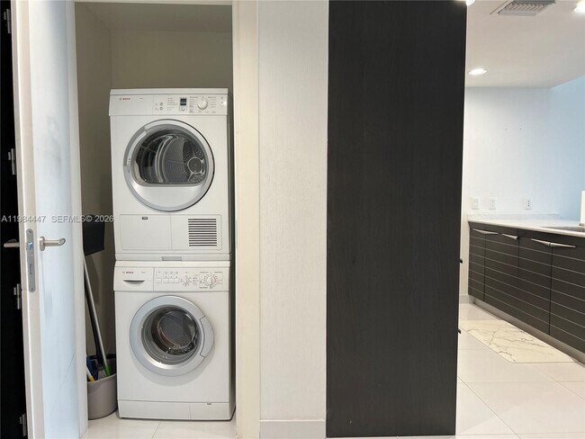 Building Photo - 200 Biscayne Blvd Way