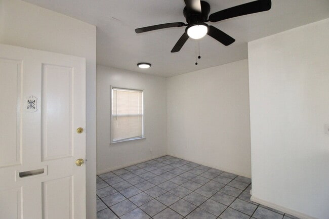 Building Photo - 2838 W Vernon Ave