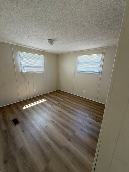 Building Photo - 1001 Elm St