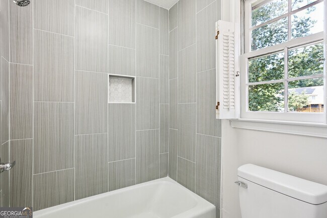Building Photo - 5206 Clearwater Dr SW