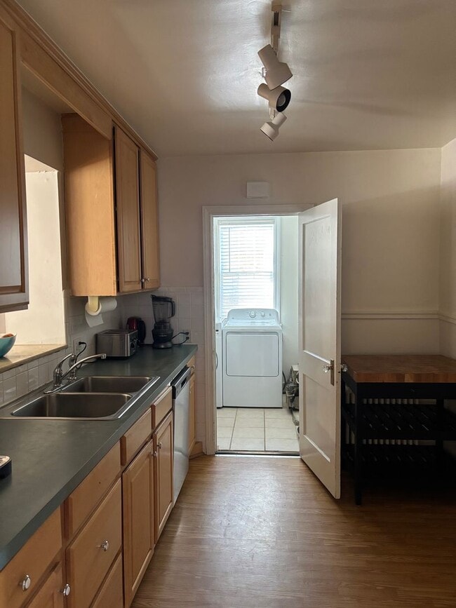 Building Photo - Perfect Home a Block from Mary Munford