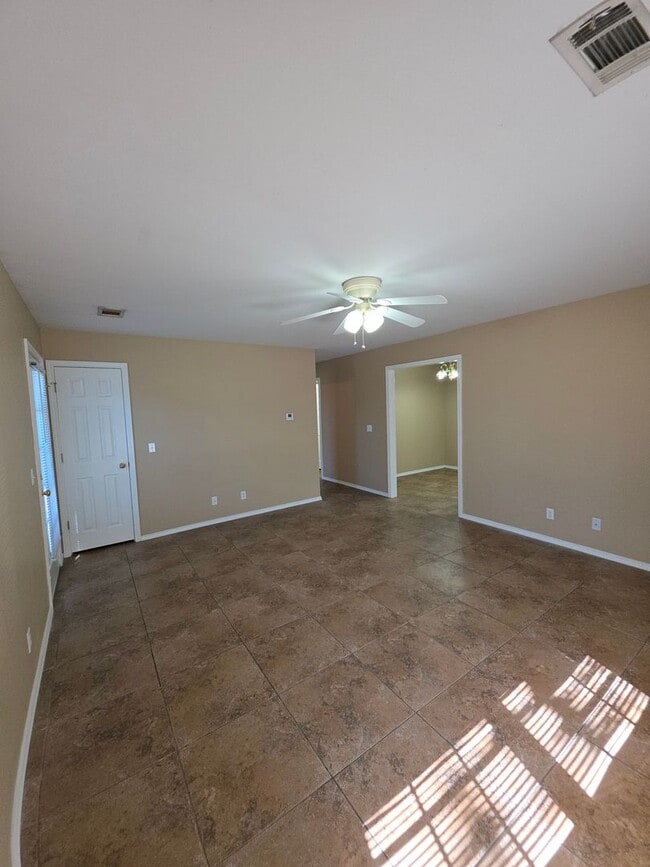 Building Photo - 401 E 11th St