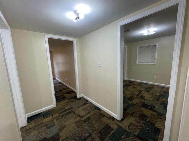 Building Photo - 2596 Woodland Dr NW