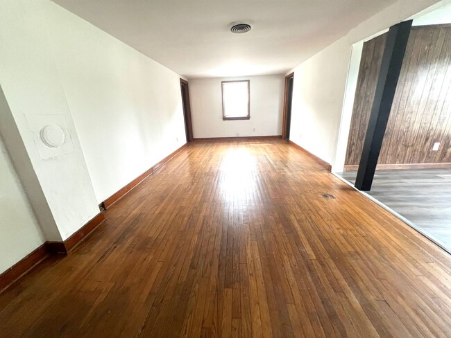 Building Photo - 4 Bedroom 2 Bathroom Home Located in Empor...
