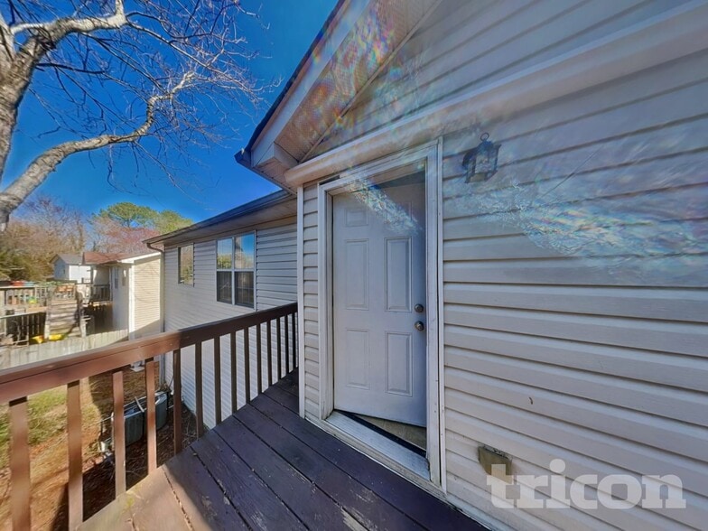 Building Photo - 3275 River Ln SE