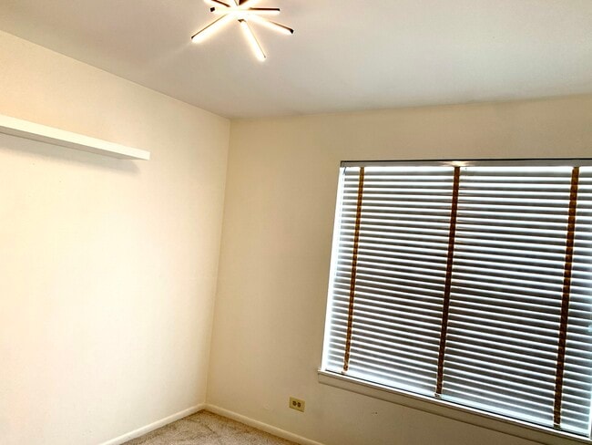 Building Photo - 610 Sturnbridge Ln