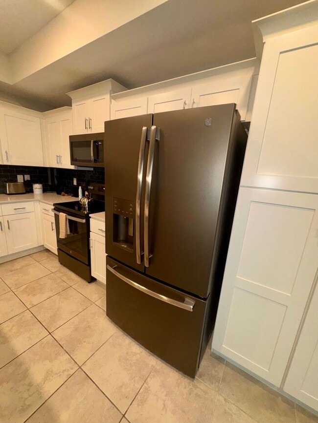 Building Photo - Fully Furnished 2/2 Luxury Storey Lake Condo near Disney with a Stunning Balcony Viiew!