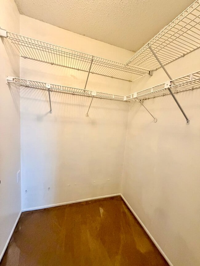 Building Photo - 2/1.5 in Lake Forest!