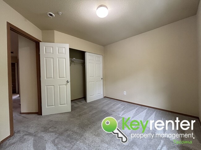 Building Photo - Modern Comfort Meets Great Location in Thi...