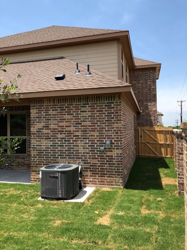 Building Photo - LUXURY 2 STORY DUPLEX LOCATED IN MIDLOTHIAN, TEXAS!