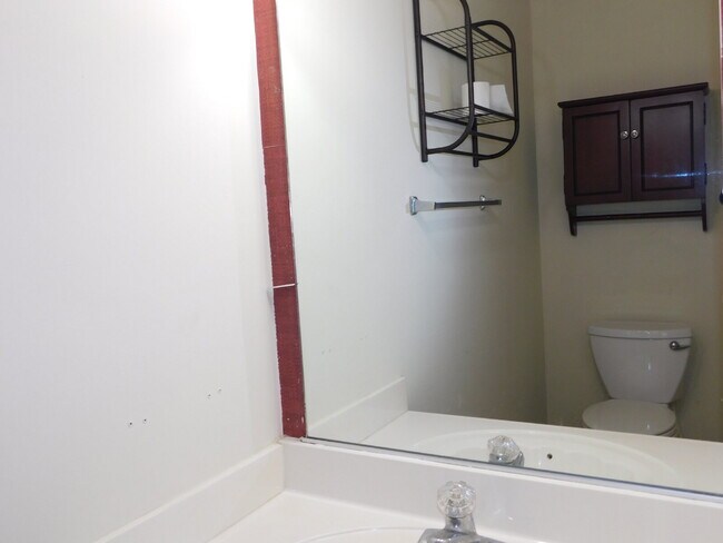 Building Photo - "Spacious 4-Bedroom Gem on Hughart Street with 2.5 Bathrooms and 2108 Sq. Ft. of Comfort!"