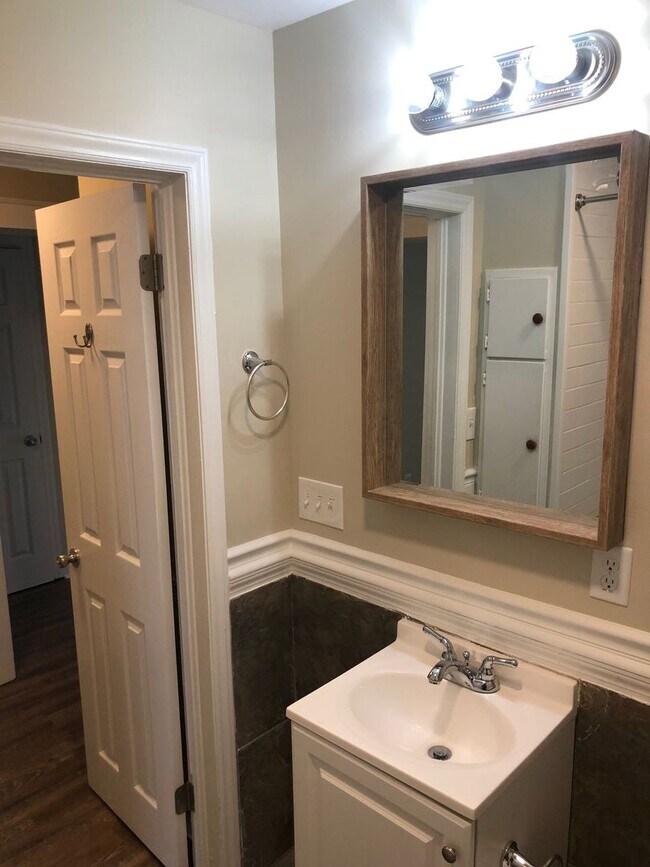 Building Photo - Four bedroom, 2 bath house in Burlington