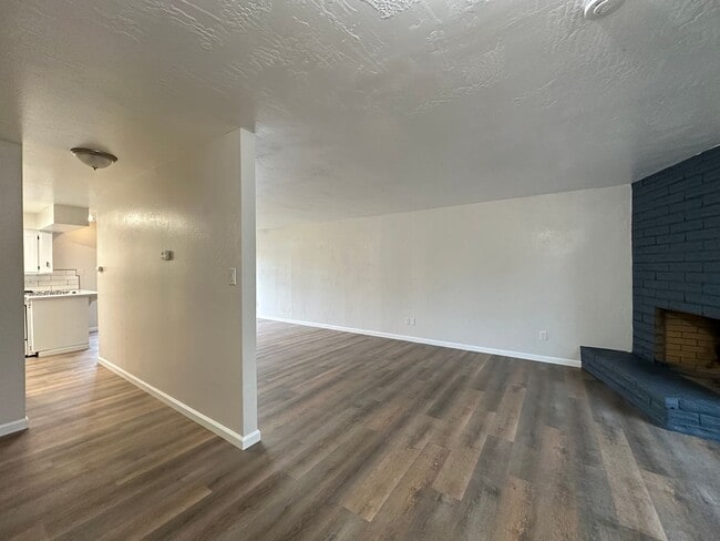 Building Photo - Upgraded Corner Townhouse - 2 bed/1.5 bath