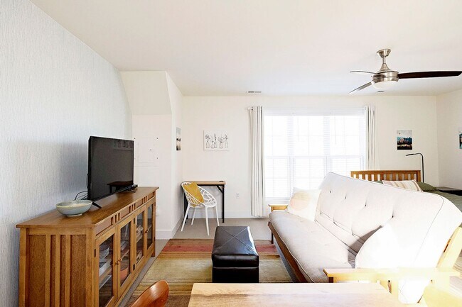 Building Photo - Fully Furnished Belvedere Studio – Move-In Ready with Utilities Included