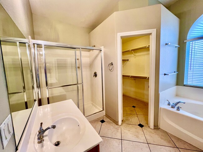 Building Photo - Single Story 3 Bedroom Home with bonus room!!
