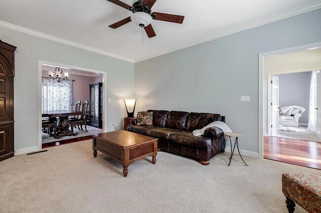 Building Photo - Stunning 4 Bed, 3 Bath Home with Pool in E...