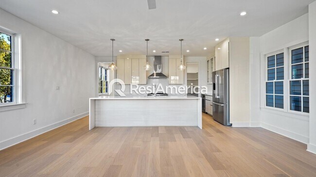 Building Photo - 2024 Construction - Modern 4 bedroom home in Downtown Memphis!!