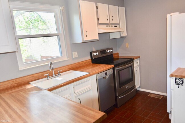 Building Photo - 3 br, 1.5 bath Townhome - 2953 Rushbury Drive