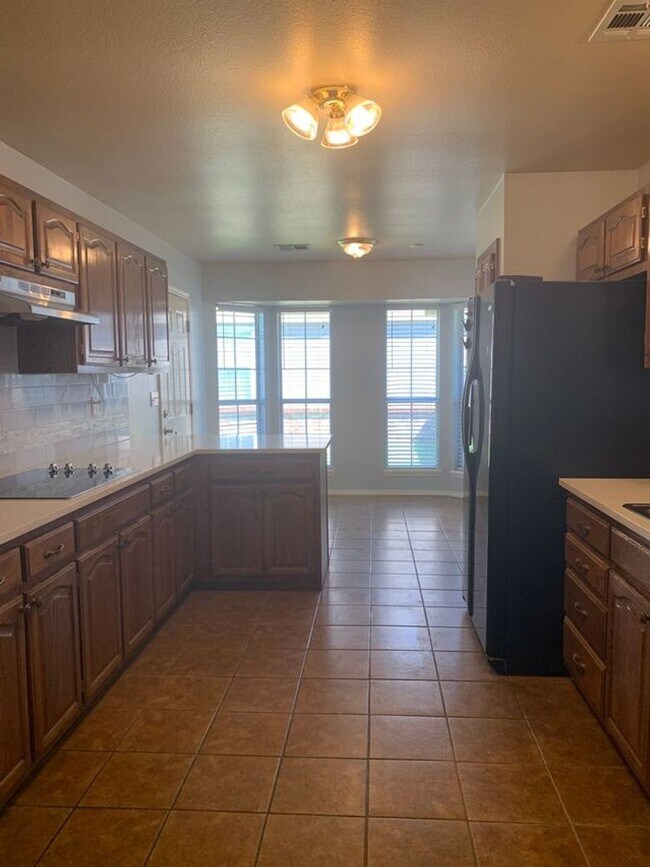 Building Photo - This beautifully updated three-bedroom, tw...