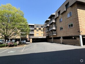 Building Photo - Updated 3 Bed Condo in Myers Park