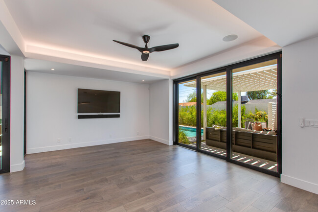 Building Photo - 1325 E Pomelo Grove Ln