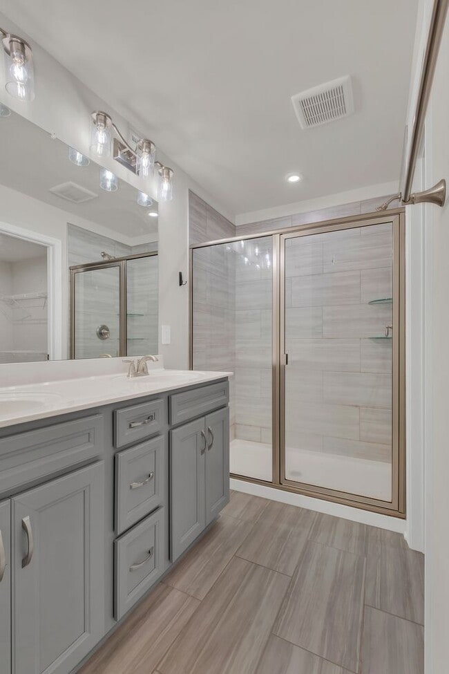 Building Photo - 3 bed/2.5 bath townhome in Tulip Hills wit...