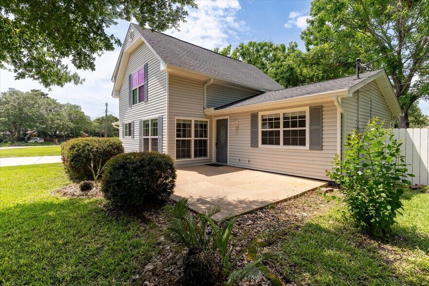 Building Photo - 817 N Lakeside Dr