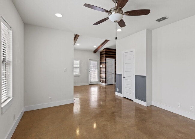 Building Photo - 603 Burleson St