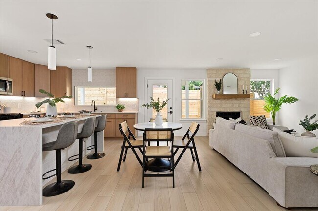 Building Photo - 8708 Cretys Cove