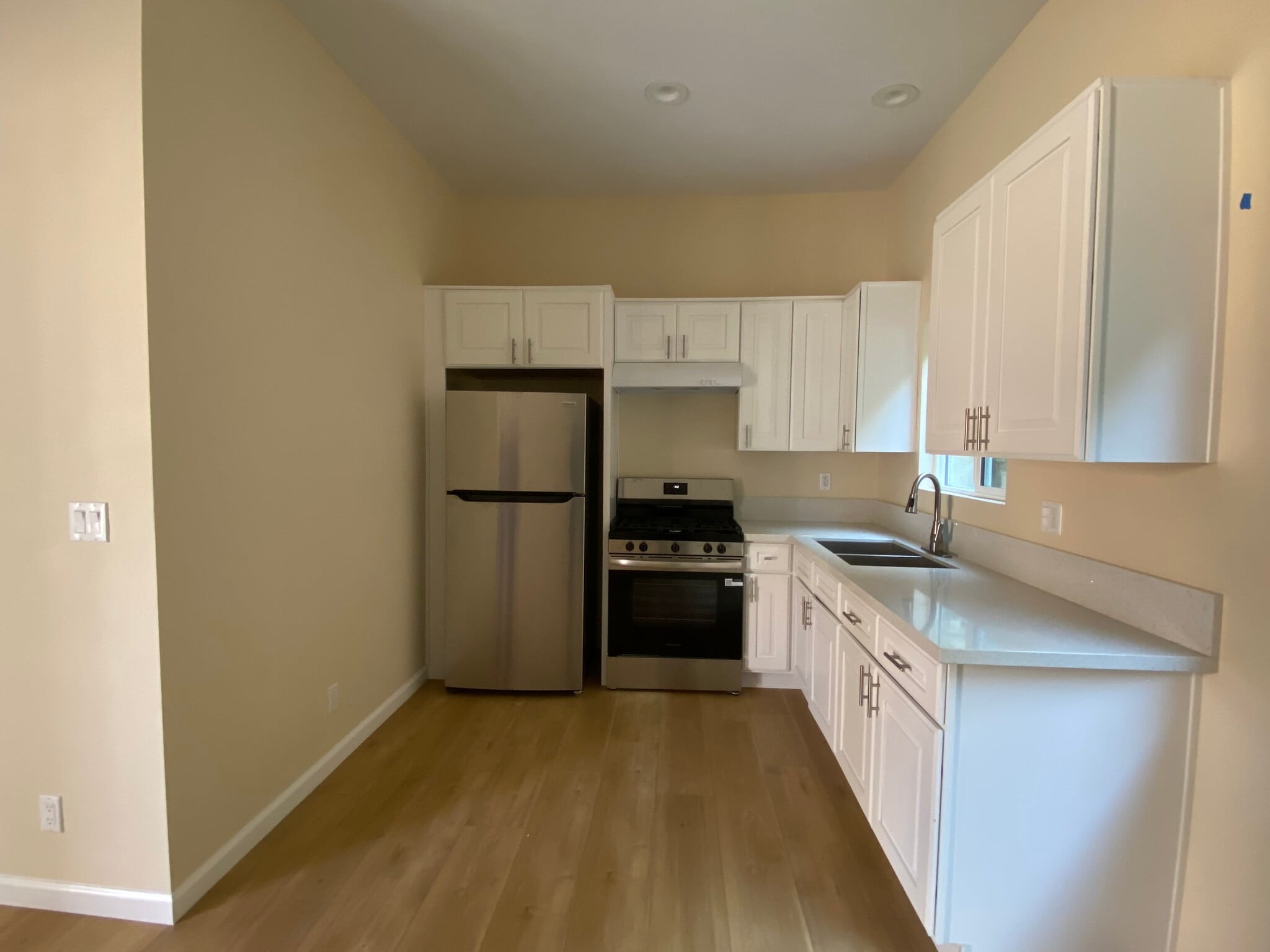 Full kitchen w/ new refrigerator and new stove - 371 Douglas St