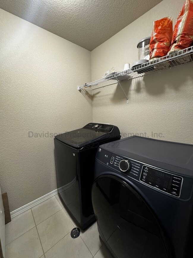 Building Photo - Stunning 3 Bedroom Townhouse Located in No...