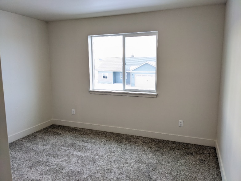 Building Photo - 4039 Snowberry Ave