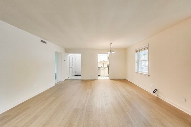 Building Photo - Convenient and Stylish 2-bedroom close to ...