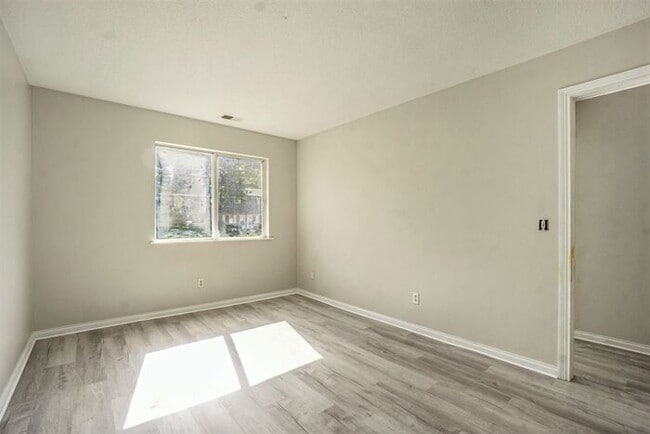 Building Photo - Charming, fully remodeled 2-Bed/1-Bath Par...