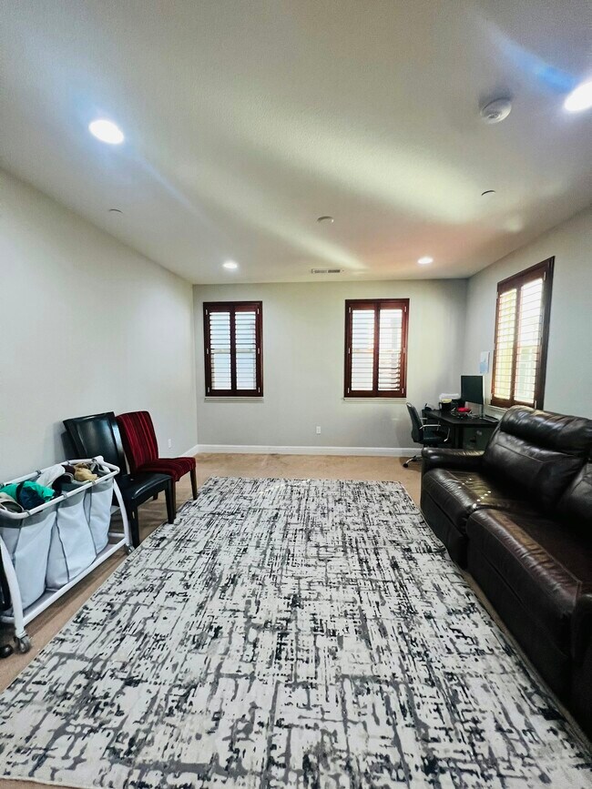Building Photo - 3084 Vittoria Loop